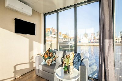Schönes Hausboot im Jachthafen von Volendam
