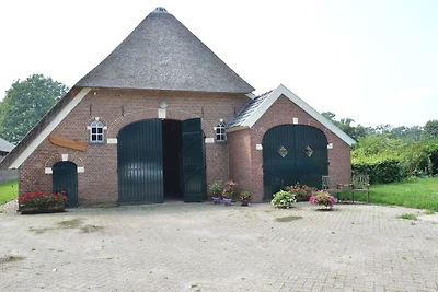 Strohgedeckte Scheune mit schöner Aussicht