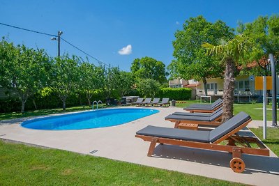 Grande casa con piscina, giardino recintato