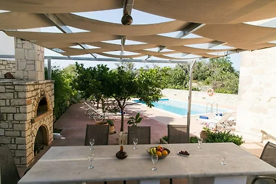 Villa in Margarites mit Pool und Bergblick