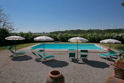 Geräumiger Bauernhof mit Swimmingpool in...