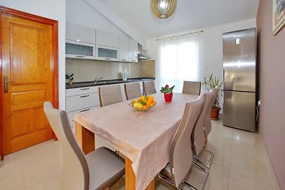 Modernes Apartment mit großer überdachter...