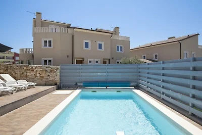Villa in Premantura mit Schwimmbecken