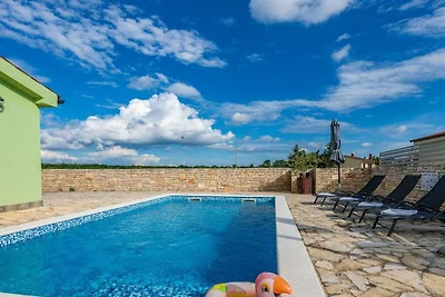 Ferienhaus in Bale mit Schwimmbecken