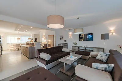 Deluxe Four Bedroom Villa with Sea View and P...