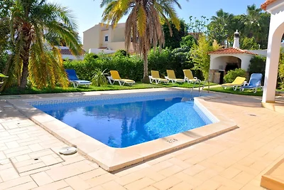 Geräumige Villa mit vier Schlafzimmern und pr...