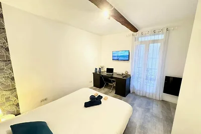 Privatzimmer mit Schreibtisch in Béziers