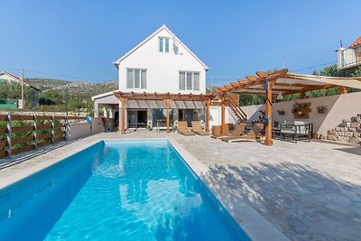 Boutique-Ferienhaus in Donje Polje mit Pool