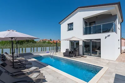 Villa in Zbandaj mit Schwimmbecken