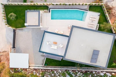 Villa in Ravni mit Schwimmbecken
