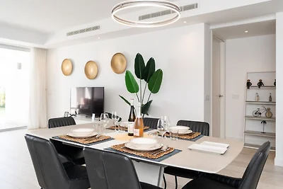 Elegant 2-Bed Apartment | Alcazaba Lagoon...