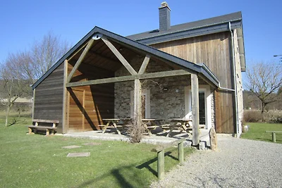 Schmuckes Ferienhaus mit Sauna in Vielsalm