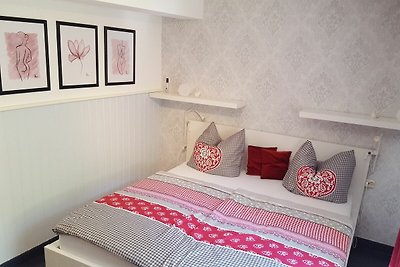 Moderna casa vacanze con camino decorativo