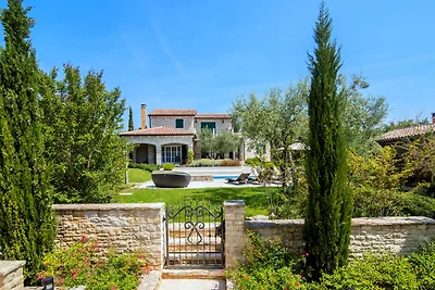 Luxuriöse Villa in Banki mit Swimmingpool