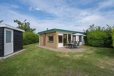 Bungalow in Den Burg mit Schwimmbecken
