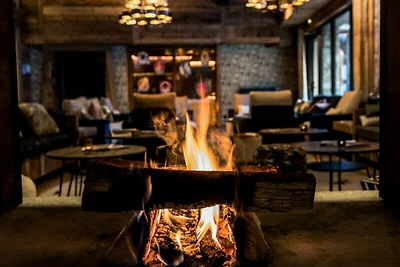 Wohnung in den Alpen mit Kamin