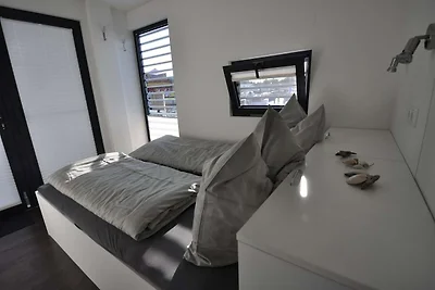 Hausboot im Hafen in Ribnitz-Damgarten