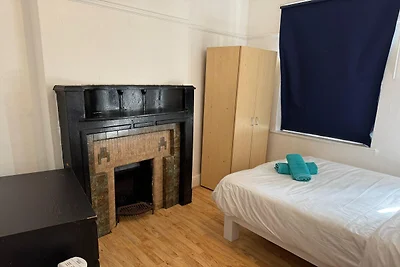 Rahal Hackney |  Double Room Shared washroom