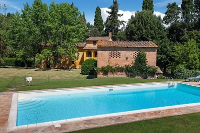 Ruhiges Ferienhaus in Ponsacco mit Pool