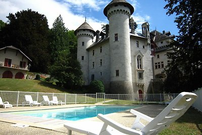 Renovierte Schlosswohnung mit Swimmingpool