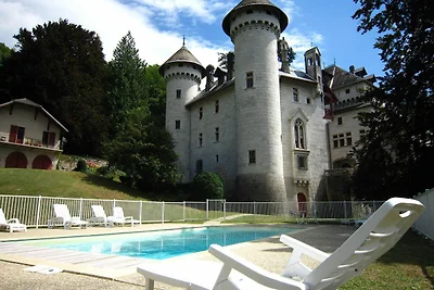 Renovierte Schlosswohnung mit Swimmingpool