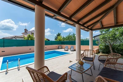 Schönes Ferienhaus mit Pool, überdachter Terr...