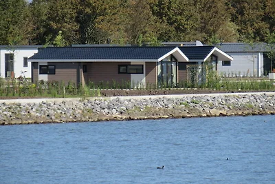 Modern chalet aan het water van het...