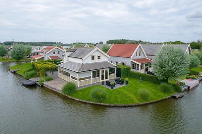 Ferienhaus am Wasser mit Veranda