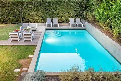 Üppige Villa mit Pool in Pietrasanta