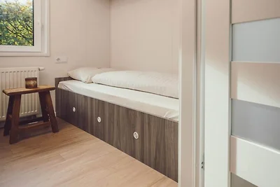 Modernes Ferienhaus mit hölzernem Whirlpool