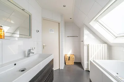 Charmante Villa am Wasser mit Sonnendusche