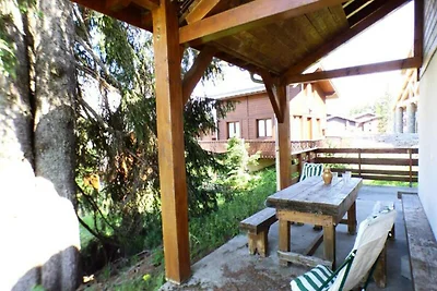 Chalet im Wald in der Nähe der Skipisten