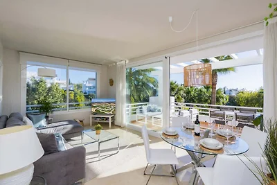 Modern 2-Bedroom Apartment - Alcazaba Lagoon...