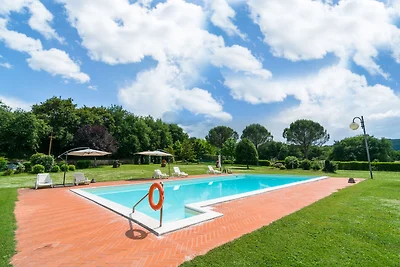 Agriturismo moderno a Bucine con piscina
