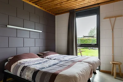 Bungalow mit dekorativem Kamin auf dem...
