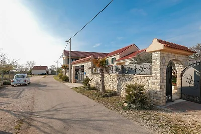 Landhaus mit Pool und Garten