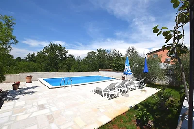 Charmante Villa mit Pool in Zbandaj