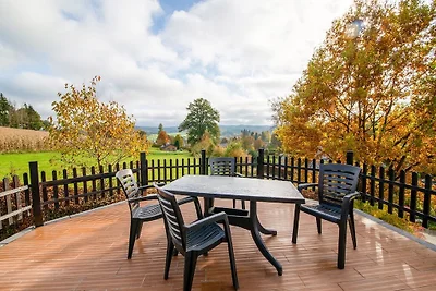 Ferienhaus mit Terrasse und Whirlpool in...
