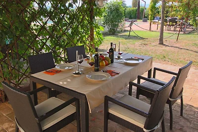 Moderna casa vacanze con piscina a Foligno