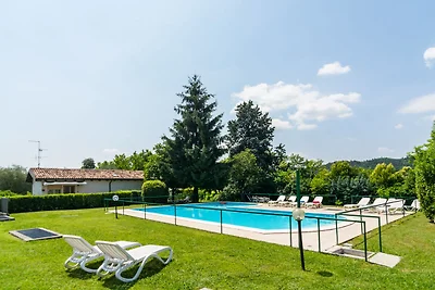 Appartamento panoramico a Salò con piscina