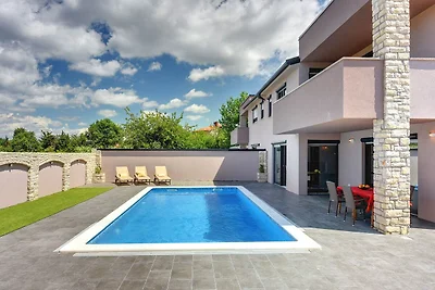 Villa in Valbandon mit Swimmingpool