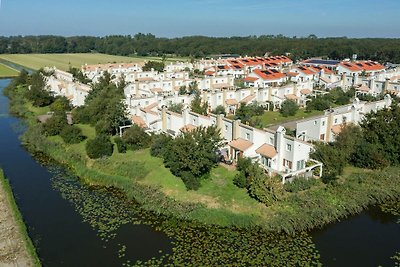 Moderna casa per le vacanze, in un villaggio ...