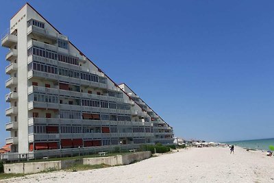 Einladendes Apartment in Marotta mit Veranda