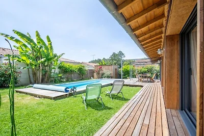 Houten huis met verwarmd zwembad