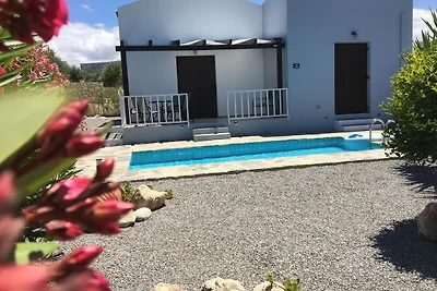 Villa con piscina e ombrellone a Kirianna
