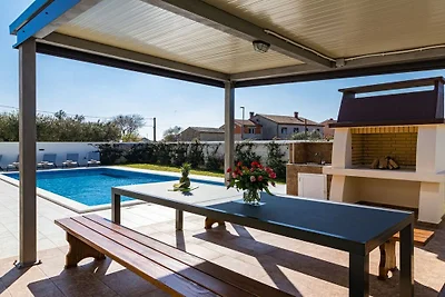 Villa in Valbadon mit Schwimmbecken