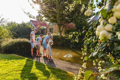 Villa in den Niederlanden mit Garten