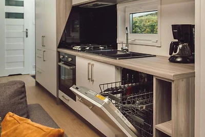 Modernes Ferienhaus mit hölzernem Whirlpool