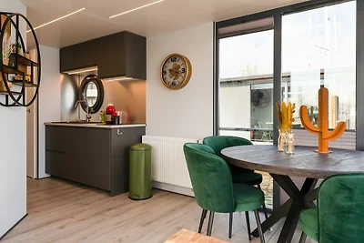 Casa galleggiante nel porto turistico