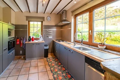 Ferienhaus mit Terrasse und Whirlpool in...
